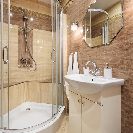 Spacious With Entresol - Old Jewish Town - By Upstairs
